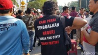 Sejak pagi hari, WNI di Kuala Lumpur sudah mulai menyesaki halaman depan KBRI yang beralamat di Jalan Tun Razak.