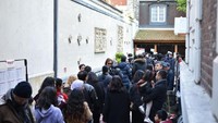 Pemungutan suara telah diikuti Warga Negara Indonesia dari berbagai lapisan yang berdomisili di berbagai daerah di Perancis, berlangsung aman, lancar dan meriah. Dok. PPLN Paris.