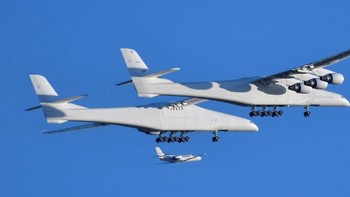 mun dalam penerbangan perdananya ini Stratolaunch tak menggunakan roket. Pesawat itu terbang sesuai harapan, mencapai kecepatan 175 mil per jam dan ketinggian 15 ribu kaki. Foto: Reuters