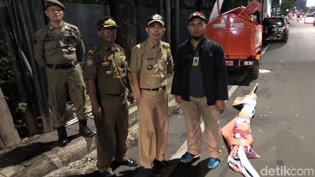 Penertiban Baliho Caleg di Mampang, Pasukan Oranye Dikerahkan
