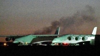 Penampakan Stratolaunch saat bersiap untuk terbang perdana dari landasan Mojave Air and Space Port di Mojave, California, Amerika Serikat. Foto: Reuters