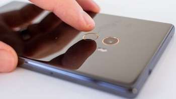 Pemindai sidik jari ada di belakang layar. Foto: Tech Advisor