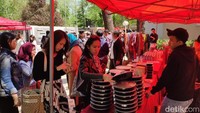 Tak ketinggalan bazaar, kuliner dan panggung musik memeriahkan Pesta Demokrasi di Beijing. Dok. KBRI Beijing.