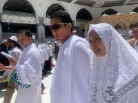 Berebut Cap 'Paling Islam' di Balik Umrah Jokowi dan Sandiaga