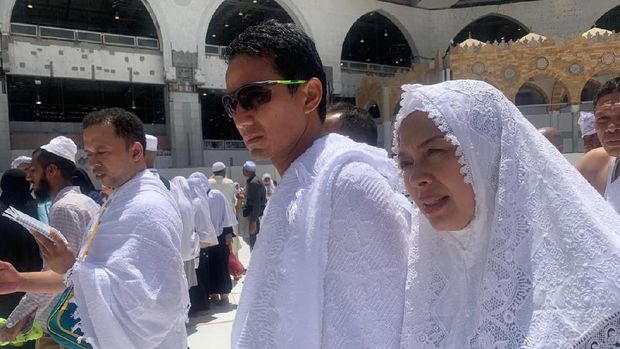 Prabowo Tertunduk Khidmat di Pusara Makam Ayahnya