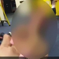 Seorang pegawai daycare kehilangan pekerjaan setelah memposting fotonya menjungkirbalikkan seorang anak. Dia dipecat dan menerima kecaman dari banyak ibu. Foto: Ist.