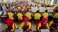Industri rokok jadi salah satu penyumbang devisa terbesar. Perermpuan juga banyak yang masuk di industri tersebut. AFP/Juni Kriswanto.