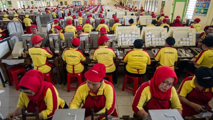 Perempuan di Indonesia menjadi bagian yang ikut mendorong perekonomian nasional. Contohnya menjadi buruh pabrik.