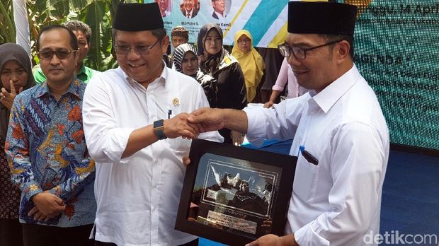 Rudiantara-Ridwan Kamil Resmikan Internet di Desa Digital Sukabumi