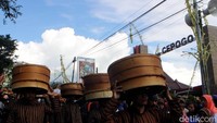 Acara Grebek Sadranan dimulai dengan kirab tenong berisi berbagai makanan khas Cepogo itu, tumpeng seger dan gunungan hasil bumi dan makanan khas. Gerebek Sadranan ini diikuti 15 desa di Kecamatan Cepogo. Setiap desa membawa 21 tenong dan tiga tumpeng seger. Selain itu juga ada 7 gunungan hasil bumi dan 7 gunungan makanan khas Cepogo.