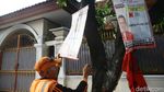 Petugas PPSU Tertibkan APK di Kawasan Cempaka Putih