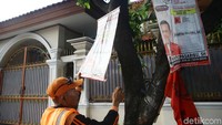 Petugas PPSU menertibakan APK ini menggunakan peralatan sederhana.