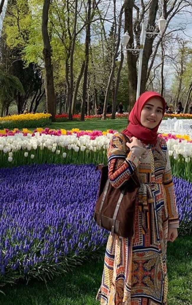 Pedangdut Ayu Ting Ting selalu tak luput dari perhatian. Tak terkecuali saat ia tampil berkerudung di Turki. Biasa bergoyang di panggung, kini ia tampil santun pakai hijab di tengah taman Tulip di Istanbul. Foto: Dok. Instagram Ayu Ting Ting