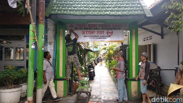 Warga Malang Pasang Poster Lawan Money Politik/
