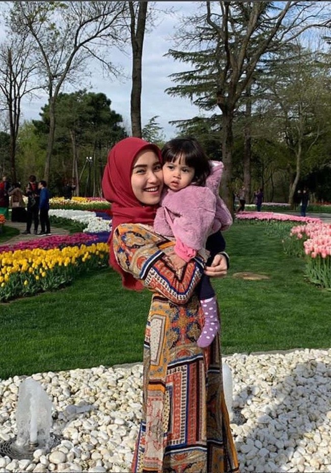 Banyak yang memberikan pujian untuk penampilan dan senyum Ayu. Berfoto bersama bunga tulip, netizen kompak menyebut Ayu sama cantiknya dengan bunga tersebut.  Foto: Dok. Instagram Ayu Ting Ting