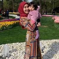 Banyak yang memberikan pujian untuk penampilan dan senyum Ayu. Berfoto bersama bunga tulip, netizen kompak menyebut Ayu sama cantiknya dengan bunga tersebut.  Foto: Dok. Instagram Ayu Ting Ting