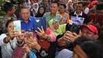 Momen SBY Saat Nyoblos di KBRI Singapura
