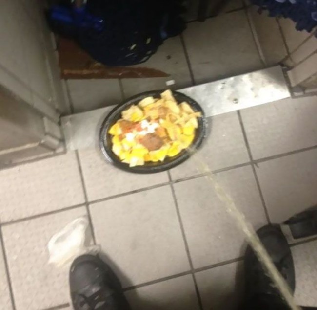 Seorang pegawai di restoran Taco Bell, Cameron Jankowski memposting foto sedang mengencingi makanan di Twitter. Dia pun dihujat bahkan hampir dipenjara. Namun Cameron mengatakan dia tidak menghidangkan makanan yang dikencingi itu. Foto: Ist.