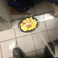 Seorang pegawai di restoran Taco Bell, Cameron Jankowski memposting foto sedang mengencingi makanan di Twitter. Dia pun dihujat bahkan hampir dipenjara. Namun Cameron mengatakan dia tidak menghidangkan makanan yang dikencingi itu. Foto: Ist.