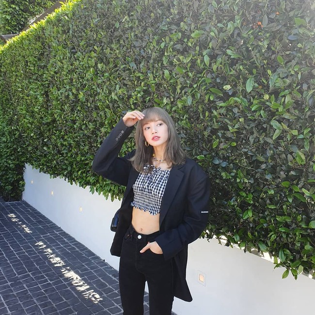 Punya perut rata, Lisa juga sering pakai crop top di keseharian. Dalam foto-fotonya ketika sedang menikmati waktu di Amerika setelah manggung di Coachella, ia tampak stylish saat menggabungkan crop top dengan blazer.  Foto: Dok. Instagram