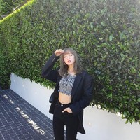 Punya perut rata, Lisa juga sering pakai crop top di keseharian. Dalam foto-fotonya ketika sedang menikmati waktu di Amerika setelah manggung di Coachella, ia tampak stylish saat menggabungkan crop top dengan blazer.  Foto: Dok. Instagram