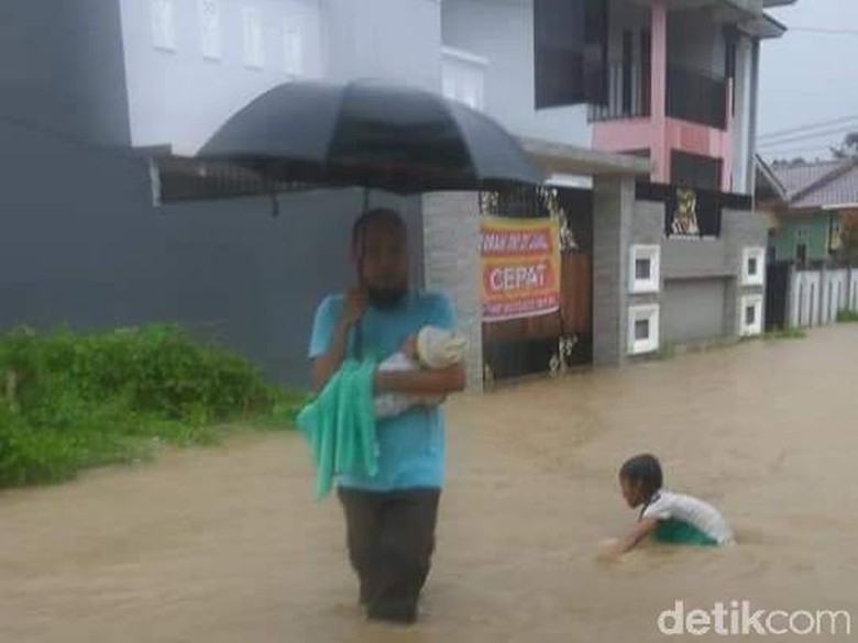 Kendari Banjir, Air Masuk ke Rumah Warga Kendari Banjir, Air Masuk ke Rumah Warga