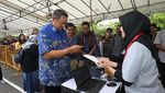 Momen SBY Saat Nyoblos di KBRI Singapura