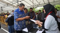 SBY menggunakan hak pilihnya di Pilpres 2019 di KBRI Singapura, Minggu (14/4/2019). (Foto: Dok. Istimewa)