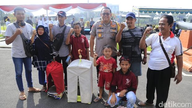 Kapolda Jatim bersama peserta lomba/