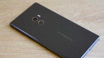 Untuk merancang Xiaomi Mi Mix saat itu, Xiaomi menggandeng seorang desainer handal, Philippe Starck.  Starck dikenal sebagai desainer yang sudah malang melintang selama bertahun-tahun. Karyanya salah satunya adalah kapal pesiar milik Steve Jobs. Foto: Tech Advisor