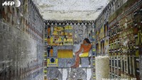 Ada gambar pemilik makam yang dikubur di sini, yakni Khuwy. Letak gambar diri itu ada di ruang besar bagian depan. Dia tergambar sebagai sosok pria berkulit coklat dan berambut panjang. (Mohammed El Shahed/AFP)