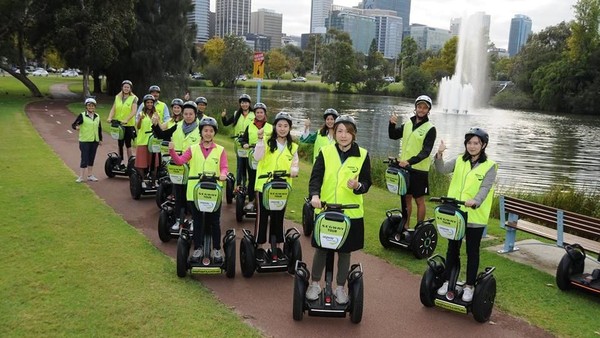 Paket wisatanya ada City Riverside Tour selama 1 jam dengan rute keliling Kota Perth dan sisi Sungai Swan dengan tiket seharga AUD 79 setara Rp 800 ribu (Segway Tours WA/Facebook) Paket wisatanya ada City Riverside Tour selama 1 jam dengan rute keliling Kota Perth dan sisi Sungai Swan dengan tiket seharga AUD 79 setara Rp 800 ribu (Segway Tours WA/Facebook)