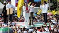 Turut hadir Artis Ibu Kota Rafi Ahmad didampingi Gubernur Lampung terpilih Arinal Djunaidi dan petinggi Sugar Group Companies Gunawan Jusuf saat mengikuti kampanye terakhir Pendukung Jokowi (Pujo) di Tugu Adipura Bandar Lampung, Lampung, Sabtu (13/4/2019). Foto: dok. Pujo