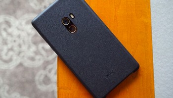 Penampakan casing pelindung resminya. Meski mungkin tak terlampau laris, Mi Mix menjadi salah satu pelopor ponsel tanpa bezel. Foto: Tech Advisor