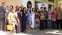 Antusiasme WNI memberikan hak suara juga terlihat di Gedung KBRI Dar es Salaam, Tanzania pada Sabtu (13/4). Sebanyak 53 dari 94 WNI di Dar es Salaam, mencoblos mulai pukul 08.00-18.00 waktu setempat (Dok. KBRI Dar es Salaam).