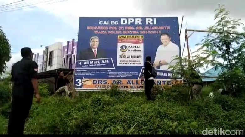 Bawaslu Sultra Terjunkan 7.815 Personel Bersihkan Baliho Caleg-Capres Bawaslu Sultra Terjunkan 7.815 Personel Bersihkan Baliho Caleg-Capres