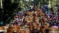 Namun yang unik di Kecamatan Cepogo, dan sejumlah desa di kecamatan lain yakni Selo dan Musuk, pelaksanaan sadranan berbeda dengan pada umumnya. Di wilayah tersebut tradisi sadranan sudah seperti Hari Raya Idul Fitri. Warga usai ziarah kubur para leluhurnya, kemudian saling berkunjung atau silaturahmi.