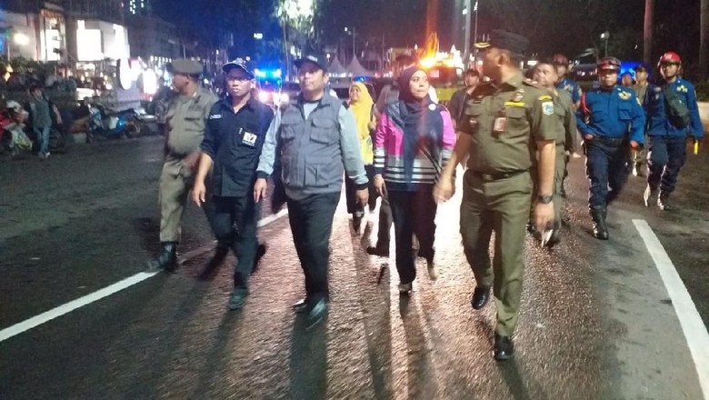 Bawaslu DKI Mulai Bersihkan Baliho Kampanye Caleg-Capres Bawaslu DKI Mulai Bersihkan Baliho Kampanye Caleg-Capres