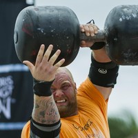 Hafbor Julius Bjornsso. Tubuh kekar aktor asal Islandia ini ternyata sangat berperan dalam profesinya sebelum bergabung dalam Game of Thrones. Pria yang memegang gelar Worlds Strongest Man tersebut dikatakan sempat bekerja sebagai satpam sebuah bank. Pemeran Ser Gregor The Mountain Clegane ini juga pernah menjadi atlet basket di awal 2000-an. Foto: Getty Images