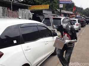 Manusia Silver Gunakan Cat Sablon, Amankah untuk Kulit?
