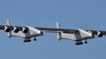 Roda pesawat jika ditotal ada 28 buah. Mesinnya, ada 6. Semuanya menggunakan mesin jet Boeing 747. Kabel-kabelnya, kalau dipanjangkan bisa sampai sejauh 97 Km. Foto: Reuters 