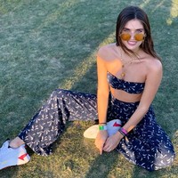 Sara Sampaio memamerkan perut ratanya dengan bandeau dan celana panjang high-waisted bermotif senada.  Foto: Dok. Instagram