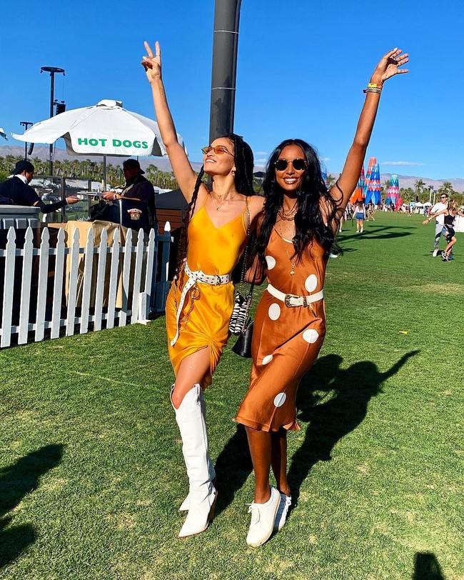 Shanina Shaik dan Jasmine Tookes kompak memakai slip dress, belt dan sepatu putih. Foto: Dok. Instagram