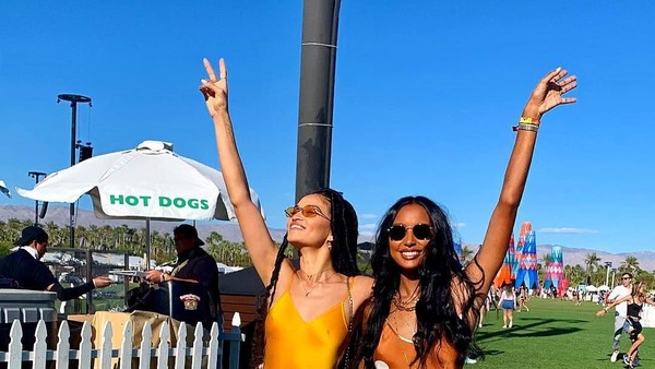 Foto: Gaya Seksi Model Victorias Secret Datang ke Coachella