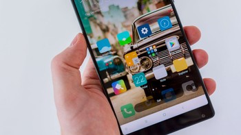 Mi Mix generasi pertama juga tidak memiliki earpiece seperti umumnya smartphone. Sebagai gantinya, Xiaomi menempatkan earpiece baru yang menggunakan teknologi earpiece electric ceramic. Earpiece jenis ini akan mengkonversi sinyal elektrik menjadi sinyal mekanikal dan menghantarkannya melalui seluruh bodi keramik. Foto: Tech Advisor