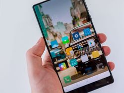 Nostalgia Xiaomi Mi Mix Generasi Pertama: Aneh Tapi Gahar