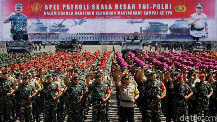 Personel gabungan TNI-Polri menggelar apel patroli skala besar di JIExpo, Kemayoran, Jakarta, untuk mengamankan Pemilu 2019.