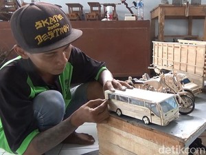 Keren, Miniatur Kendaraan dari Stik Es Krim Karya Napi Rutan Trenggalek