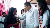Pada kesempatan meninjau bazar UMKM di Pasuruan, Jawa Timur, (11/4/2019). Ketua Umum Partai Perindo Hary Tanoesoedibjo menyempatkan untuk menyeruput nikmatnya kopi Robusta dan Arabica racikan Susi. Foto: dok. Perindo