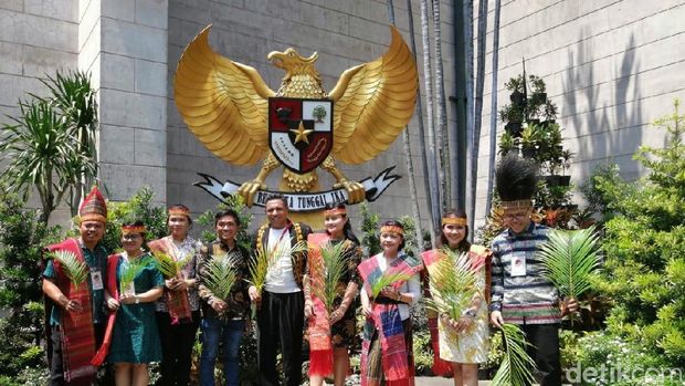 Diwarnai Perarakan, Misa Minggu Palma di Katedral Berjalan Lancar